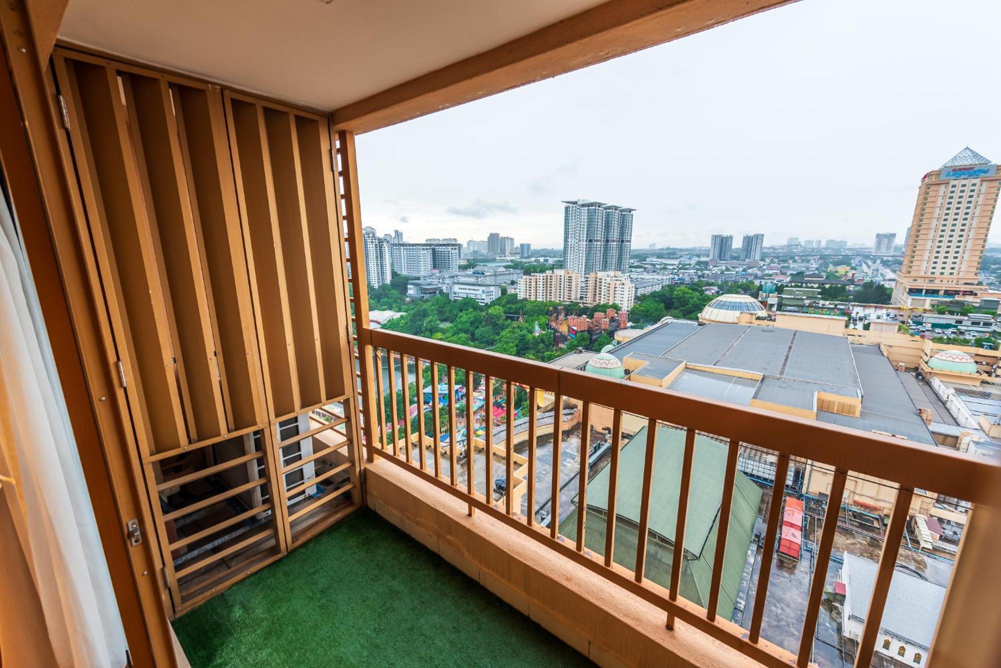 Resort Suites At Pyramid Tower By Gl Staycation Petaling Jaya Exterior photo